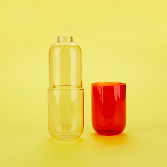 Bouteille de pilules d'eau et verre à boire