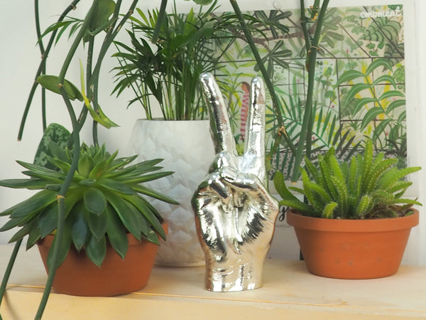 Sculpture Main Peace Argentée – Bitten