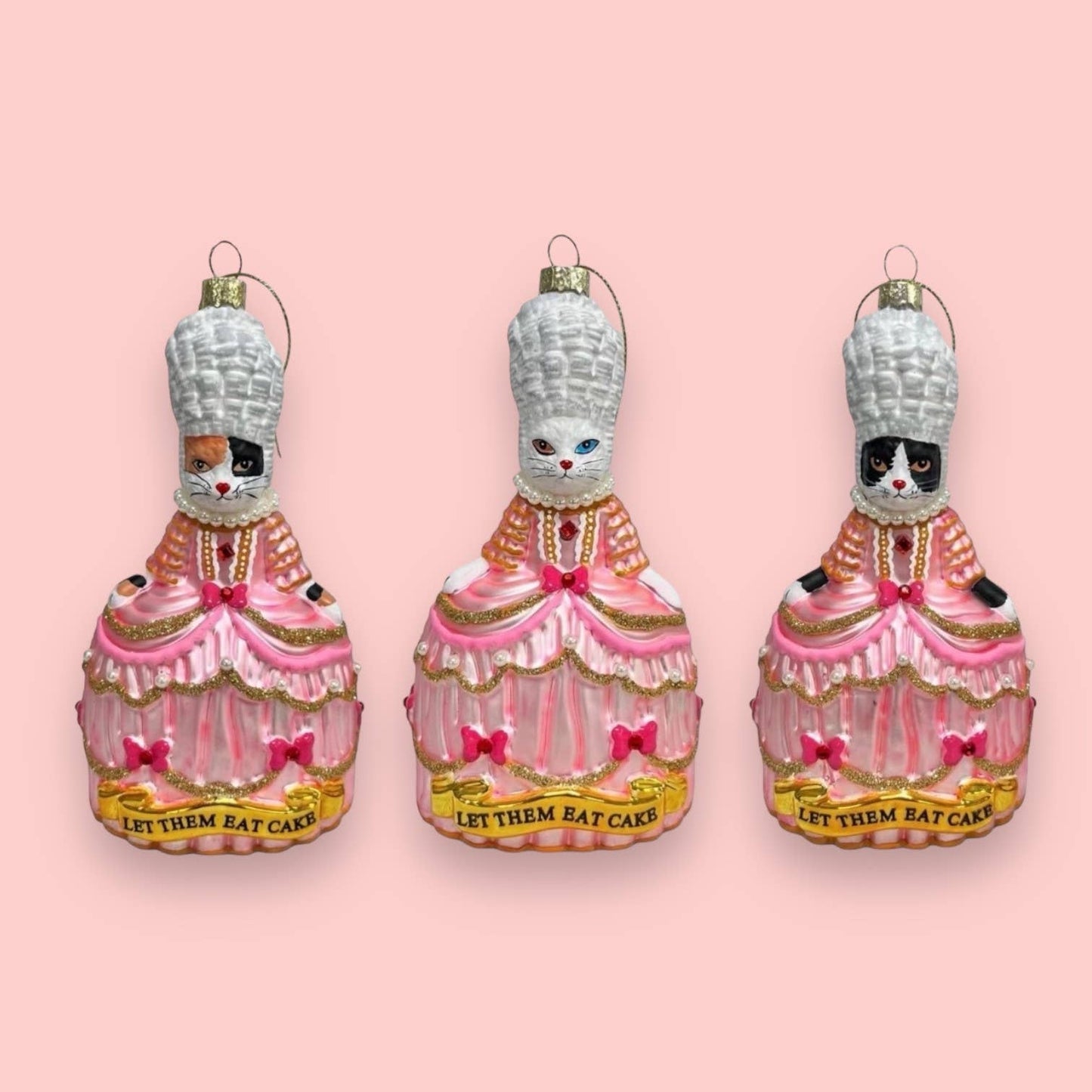 Kerstbal met een witte kat genaamd Marie Antoinette, "Laat ze eten".