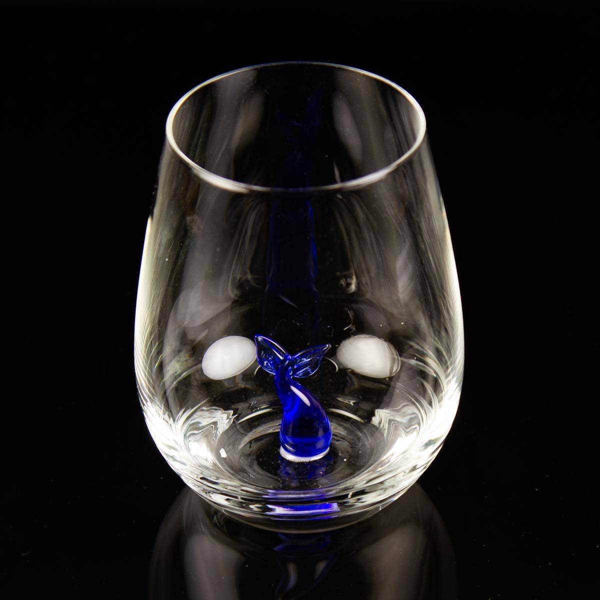 Drinkglas met een kleine glazen walvisstaart.