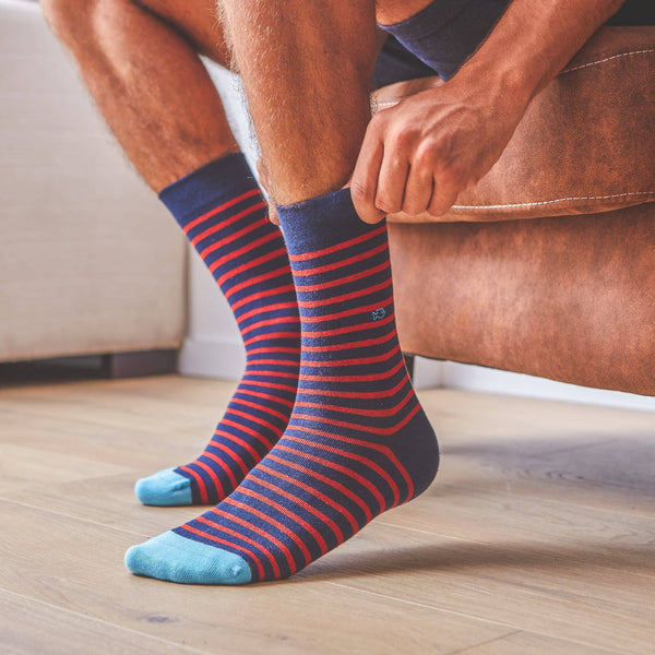 Marineblau/rot gestreifte Socken