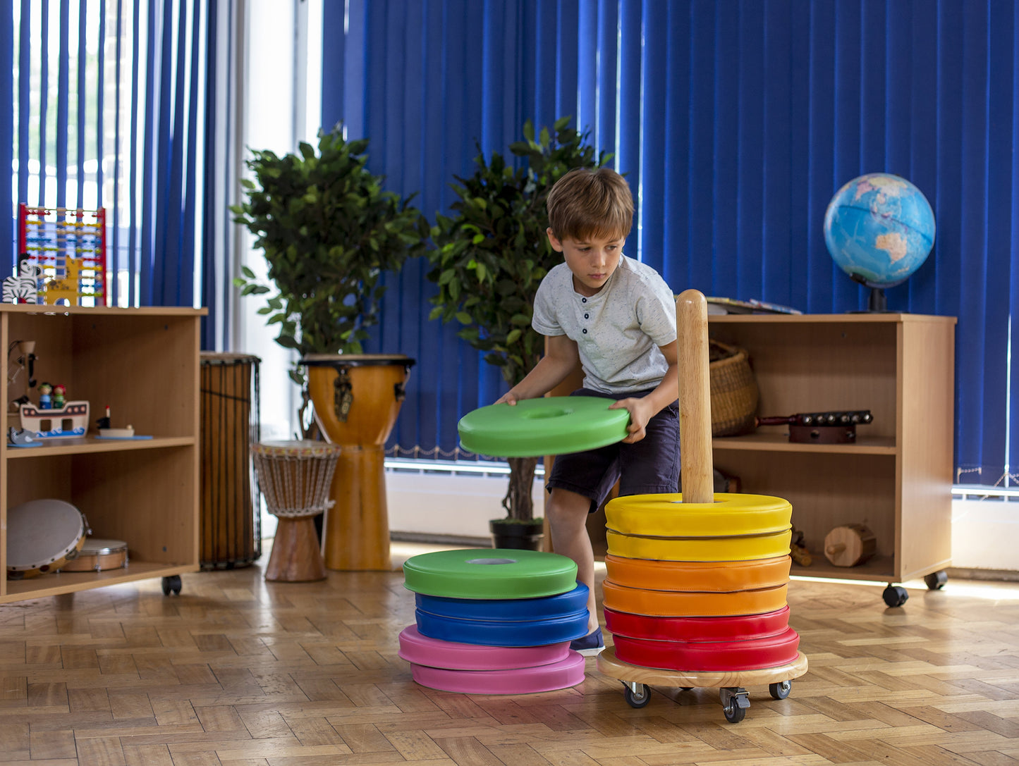 Donut™ Multi-Seat Trolley with 12 Two-Colour Cushions