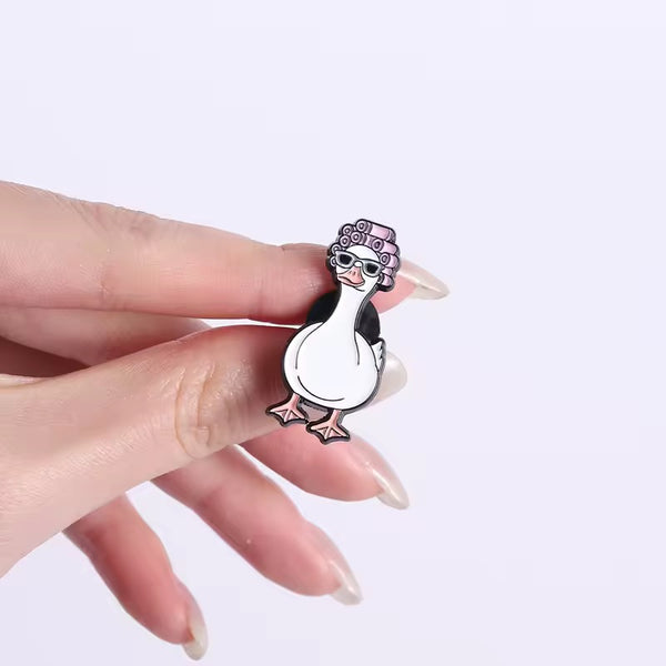 Photo produit - Pin’s Canard Blanc Glamour au Salon de Beauté