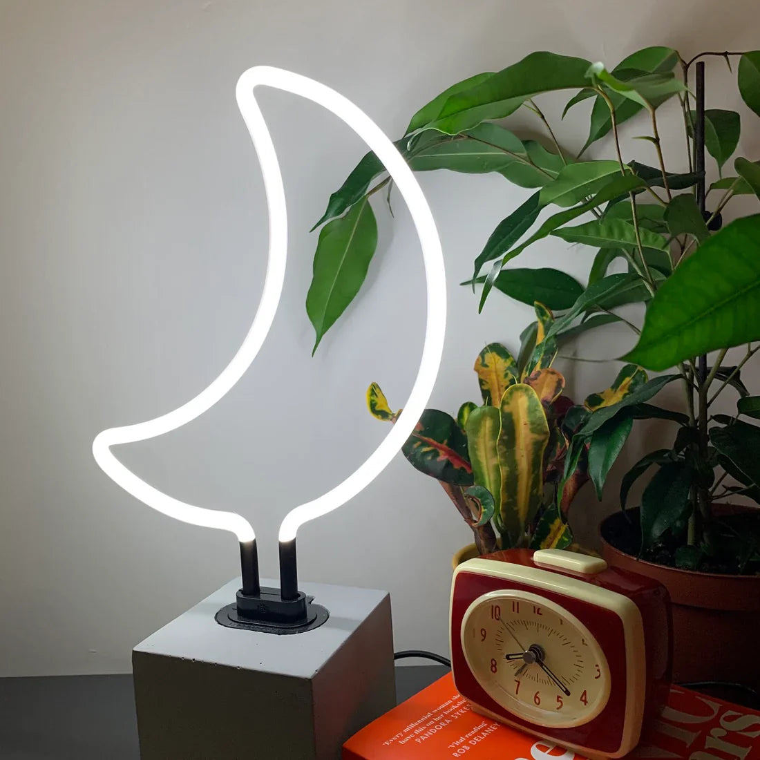 Neonlamp met maanmotief