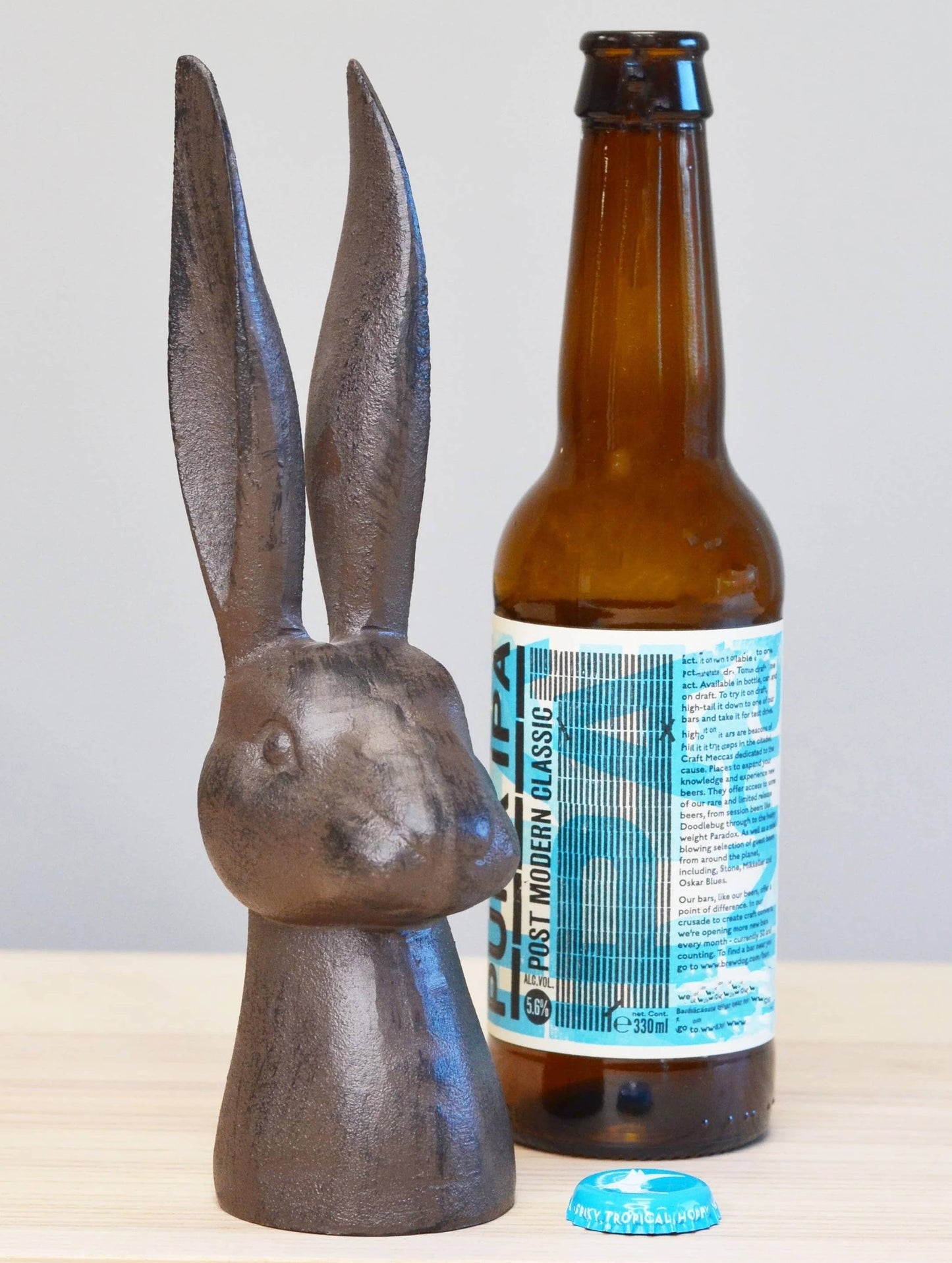 Gietijzeren flesopener in de vorm van een haas.