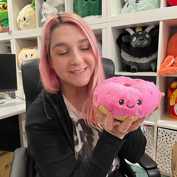 Peluche Snacker Squishable – Donut Rose