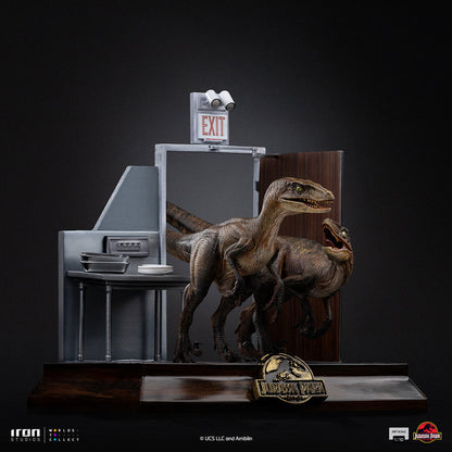 Pre-Order - Raptors at the Kitchen's Door Statue - Jurassic Park - Art Scale 1/10 - Iron Studios
