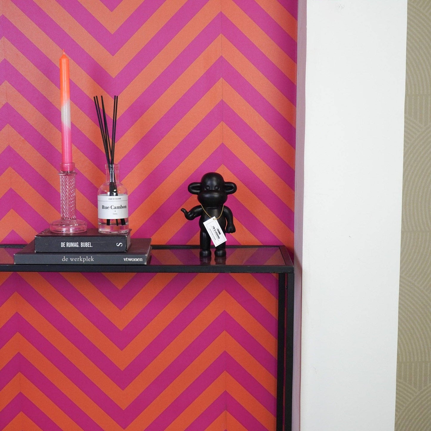 Hang Loose Monkey Figurine 'The Legend' - Black S