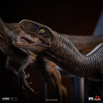 Pre-Order - Raptors at the Kitchen's Door Statue - Jurassic Park - Art Scale 1/10 - Iron Studios