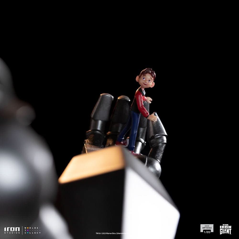 Iron Giant and Hogarth Hughes Statue - The Iron Giant - 1/20 Demi Scale - Iron Studios