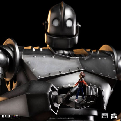 Iron Giant and Hogarth Hughes Statue - The Iron Giant - 1/20 Demi Scale - Iron Studios