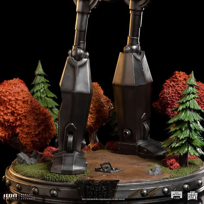 Iron Giant and Hogarth Hughes Statue - The Iron Giant - 1/20 Demi Scale - Iron Studios