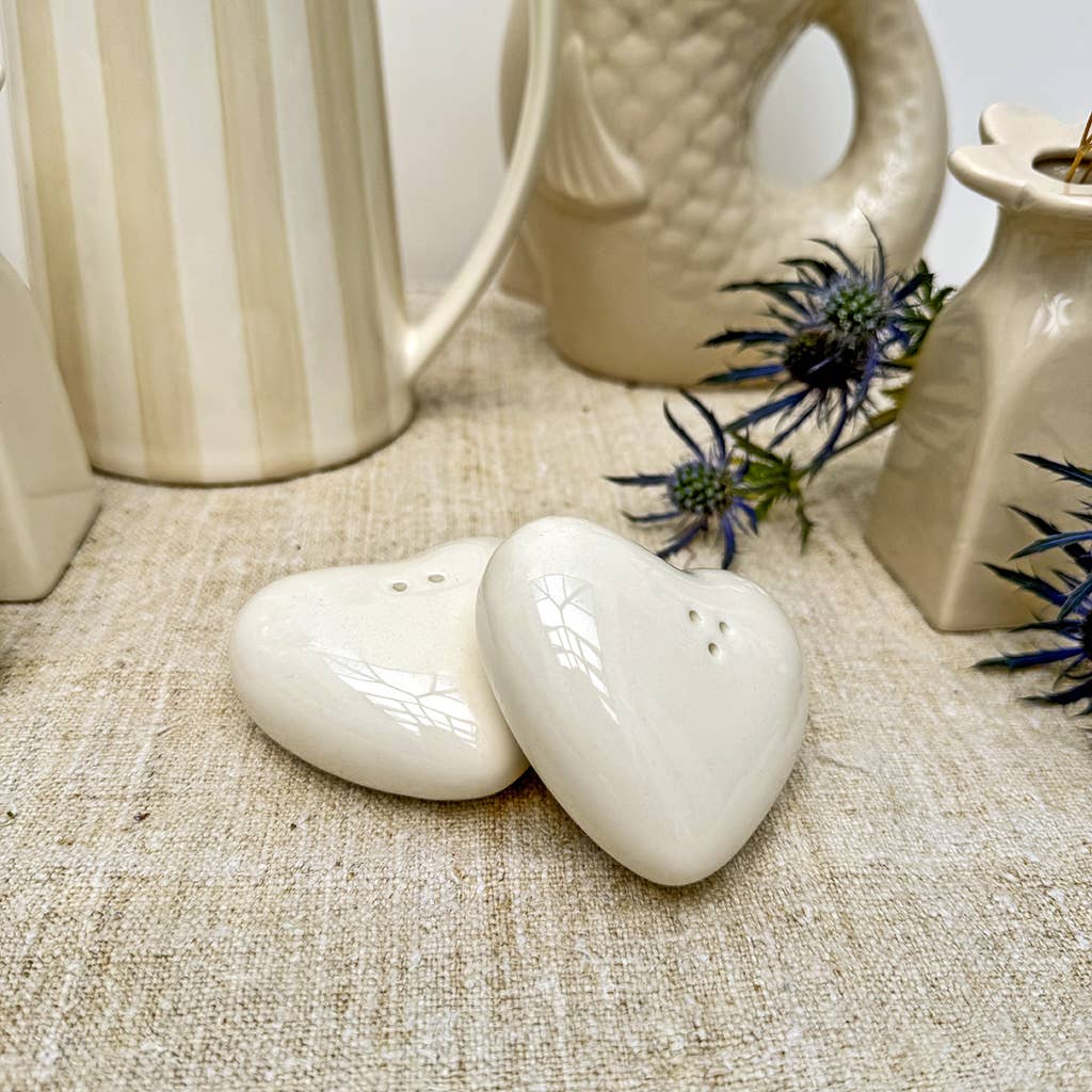 Salt and pepper shaker set, white heart, L7 W6.5 H2cm