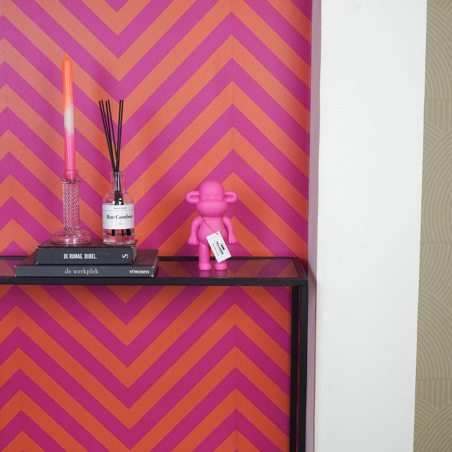 Ornament - Monkey Figurine 'The Legend' - Resin - Pink - 11x7x19cm