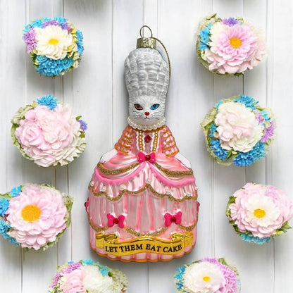 Kerstbal met een witte kat genaamd Marie Antoinette, "Laat ze eten".