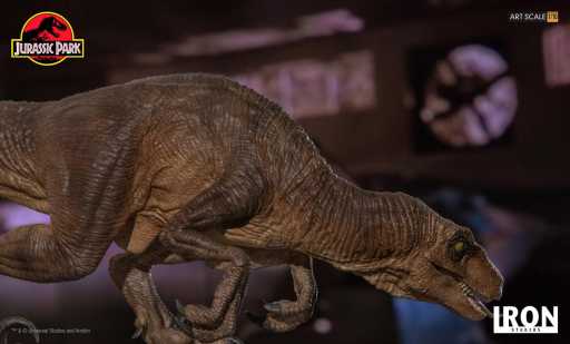 Crouching Velociraptor Statue - Jurassic Park - Art Scale 1/10 - Iron Studios