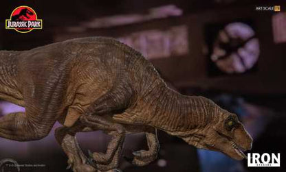 Crouching Velociraptor Statue - Jurassic Park - Art Scale 1/10 - Iron Studios