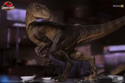 Velociraptors Statue in Kitchen Diorama - Jurassic Park - Art Scale 1/10 - Iron Studios