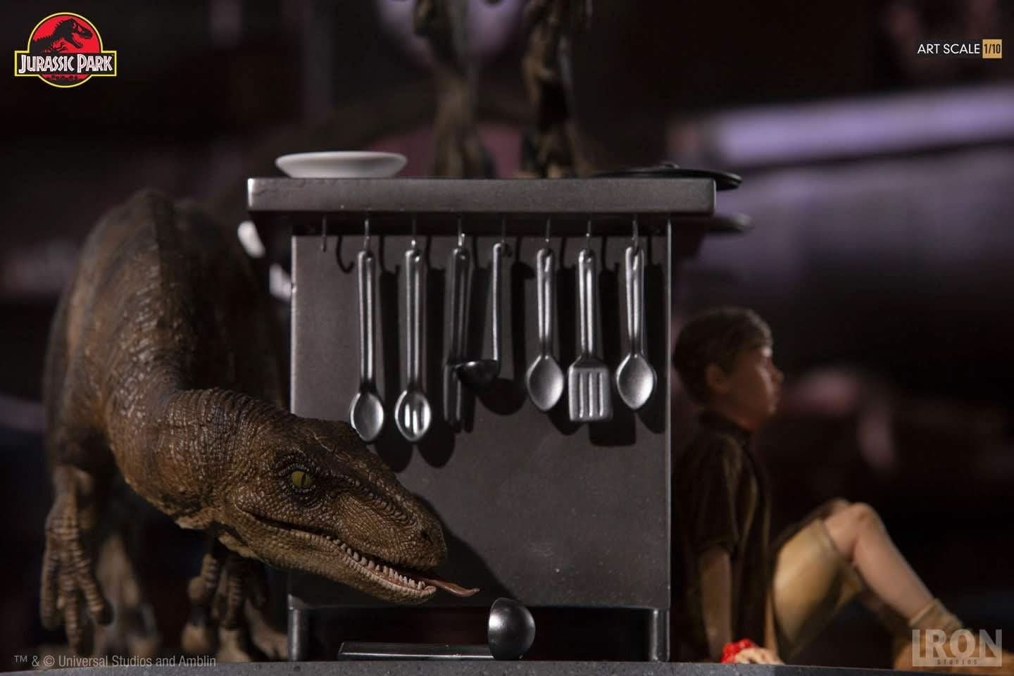 Velociraptors Statue in Kitchen Diorama - Jurassic Park - Art Scale 1/10 - Iron Studios