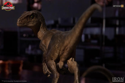 Velociraptors Statue in Kitchen Diorama - Jurassic Park - Art Scale 1/10 - Iron Studios