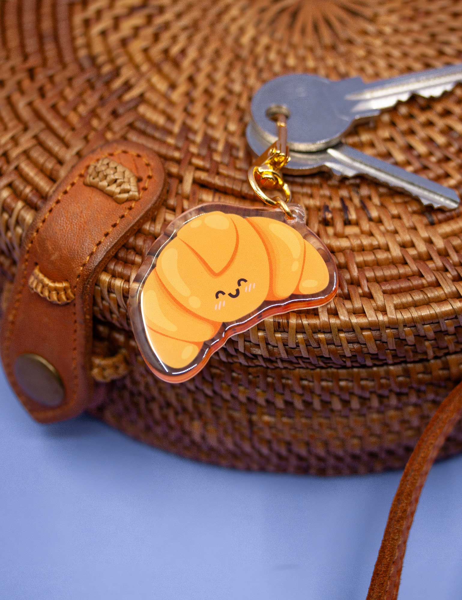 Porte-clés acrylique Croissant Kawaii – Boulangerie française | Joanna Behar – vue 3