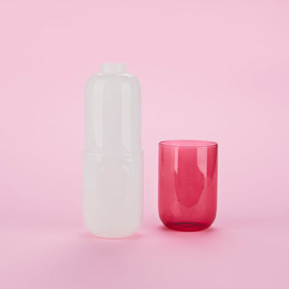 Bouteille de pilules d'eau et verre à boire