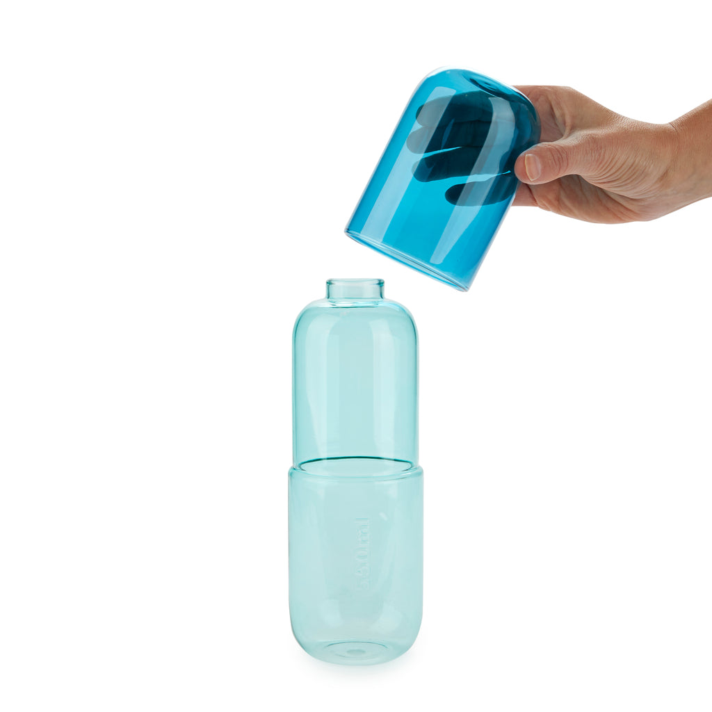 Bouteille de pilules d'eau et verre à boire