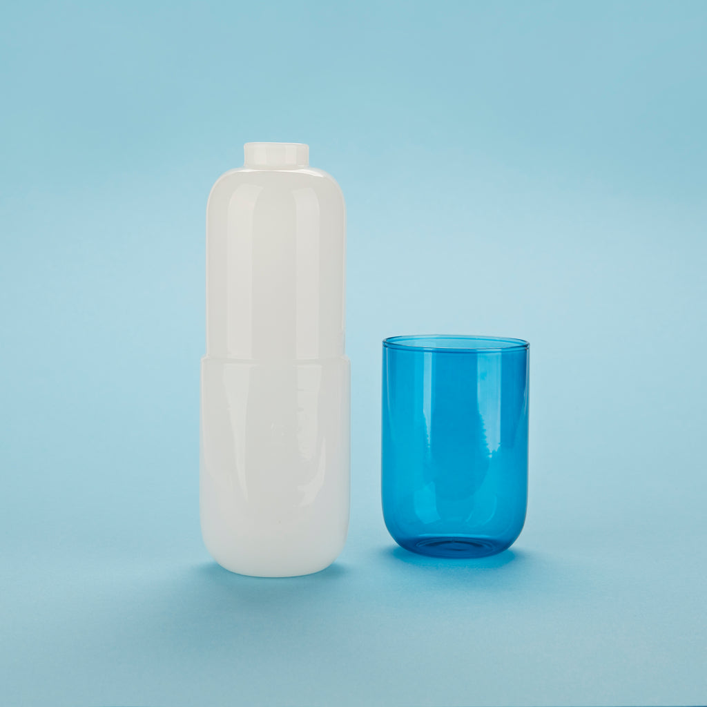 Bouteille de pilules d'eau et verre à boire
