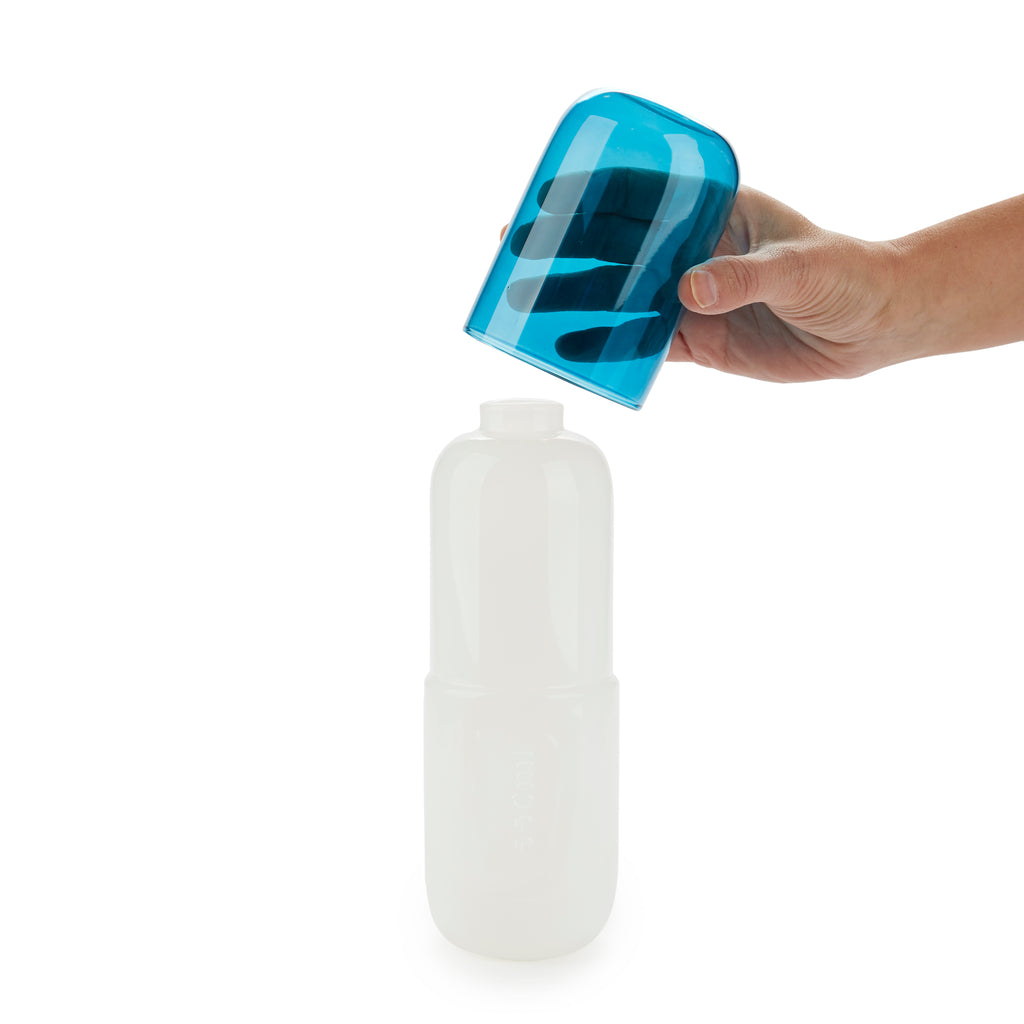 Bouteille de pilules d'eau et verre à boire