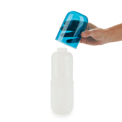 Bouteille de pilules d'eau et verre à boire