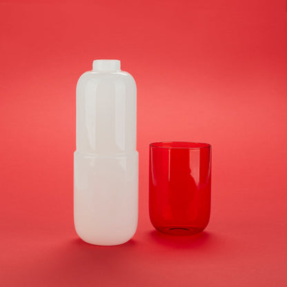 Bouteille de pilules d'eau et verre à boire