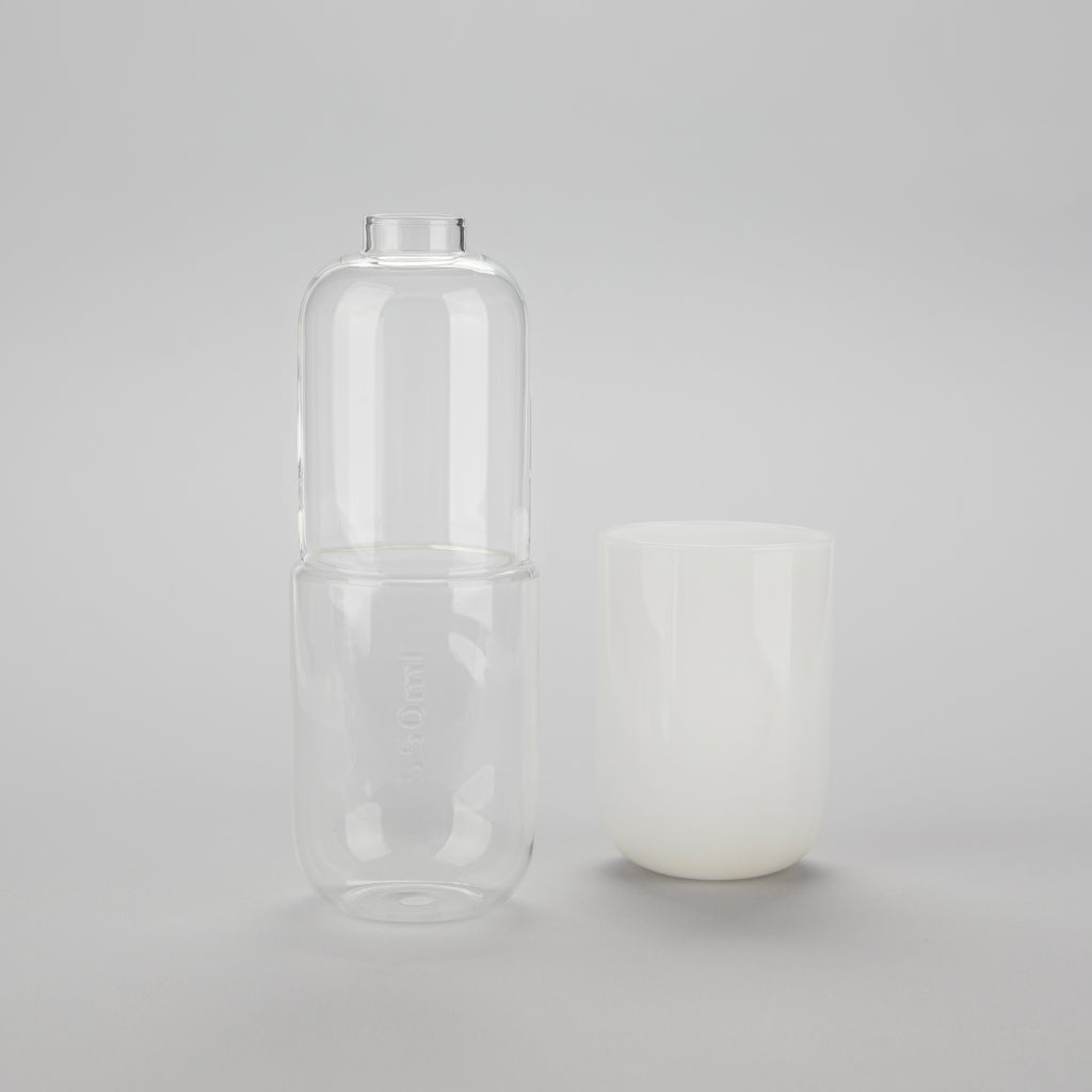 Bouteille de pilules d'eau et verre à boire
