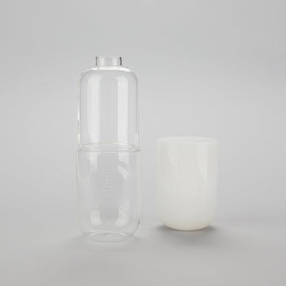 Bouteille de pilules d'eau et verre à boire