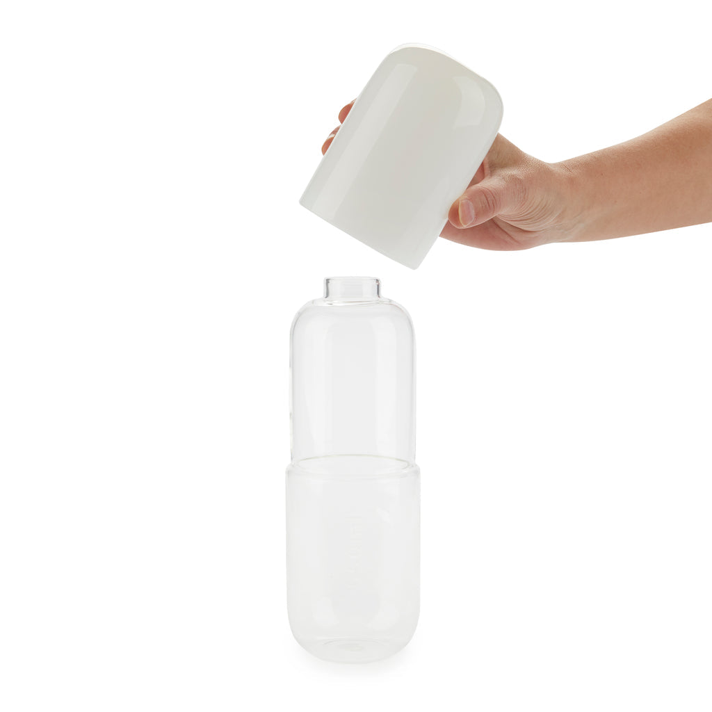 Bouteille de pilules d'eau et verre à boire