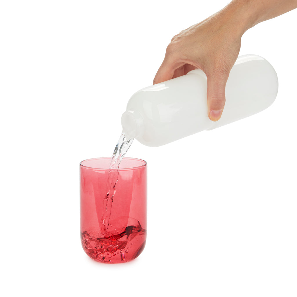 Bouteille de pilules d'eau et verre à boire