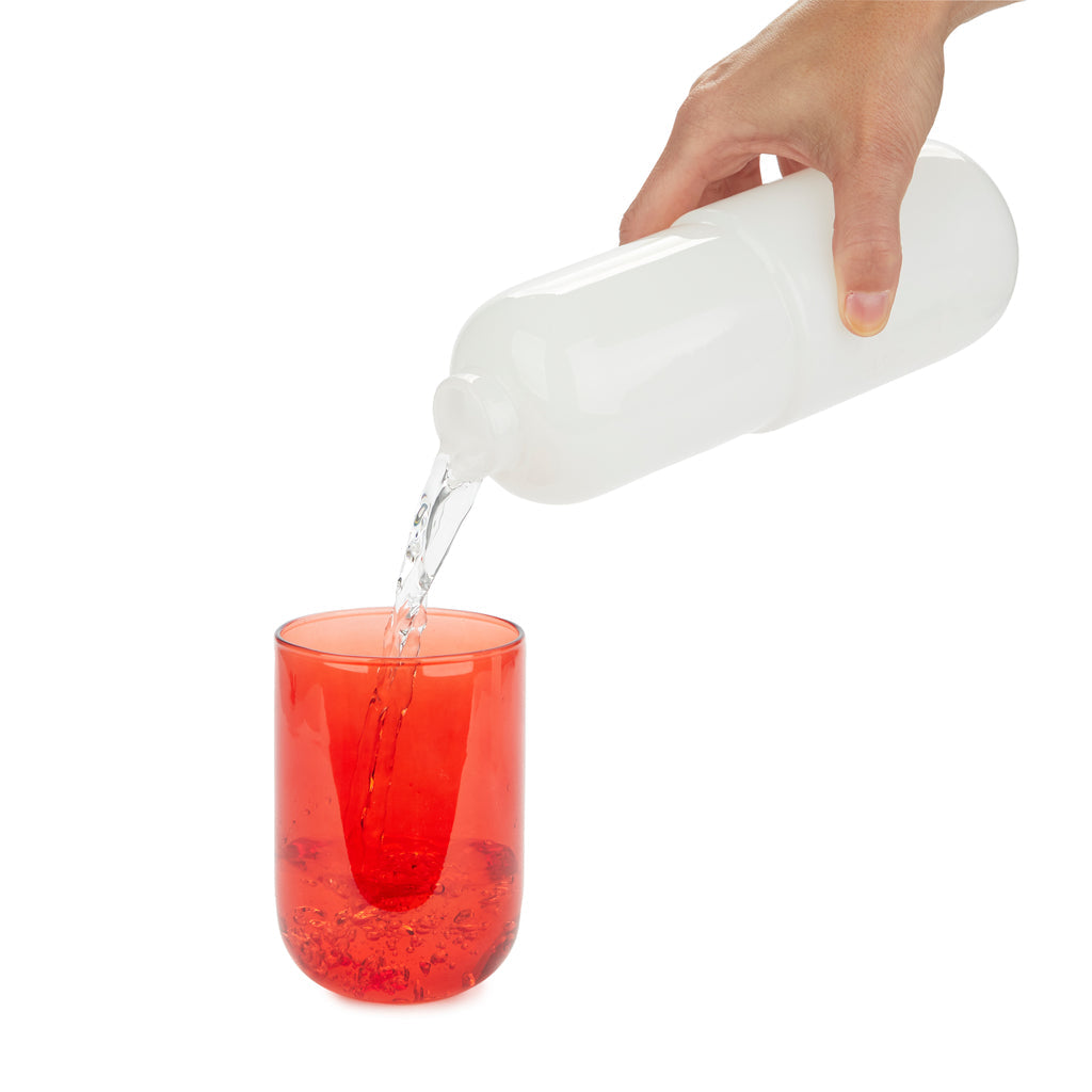 Bouteille de pilules d'eau et verre à boire