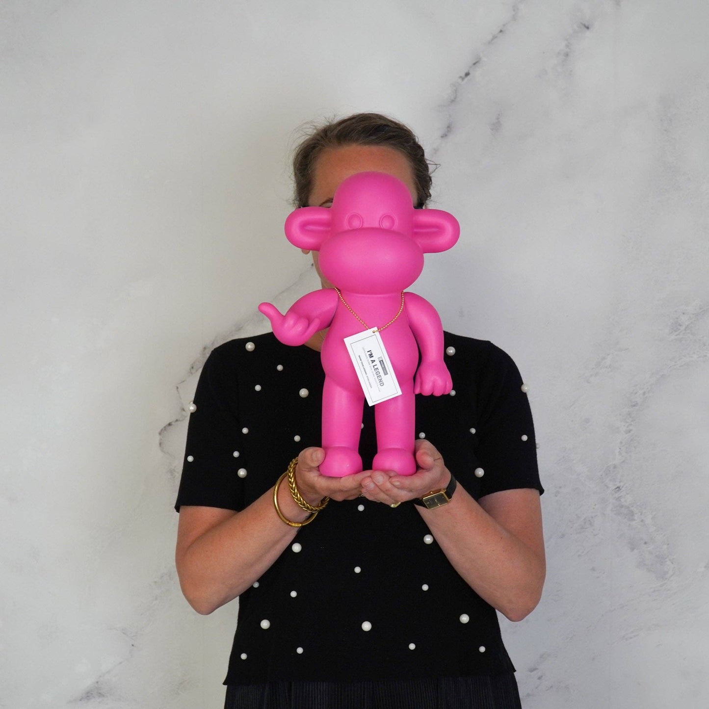 Ornement - Figurine Singe Hang Loose 'La Légende' - Polyrésine - Rose - 20,5x13,5x35cm