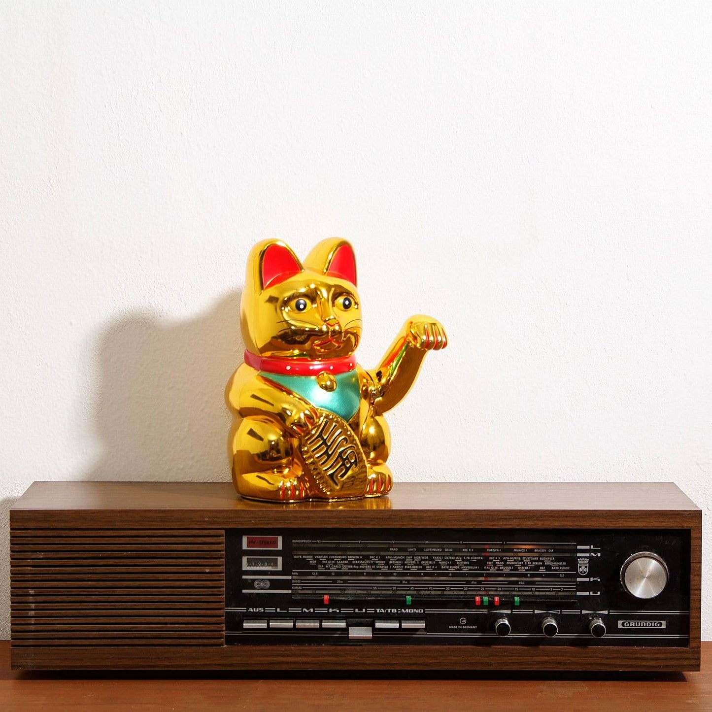 Lucky Maneki-neko cat in the shape of a wavy golden cat, 20 cm