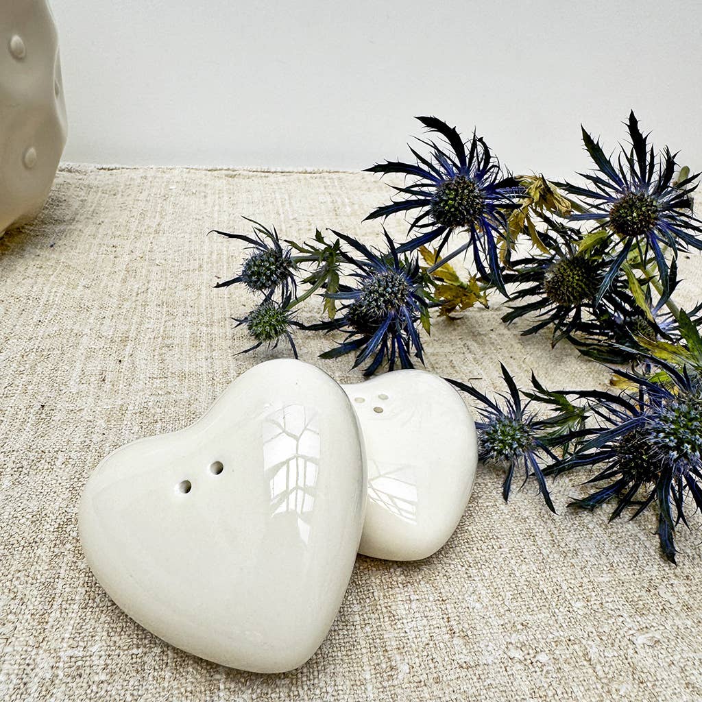 Salt and pepper shaker set, white heart, L7 W6.5 H2cm
