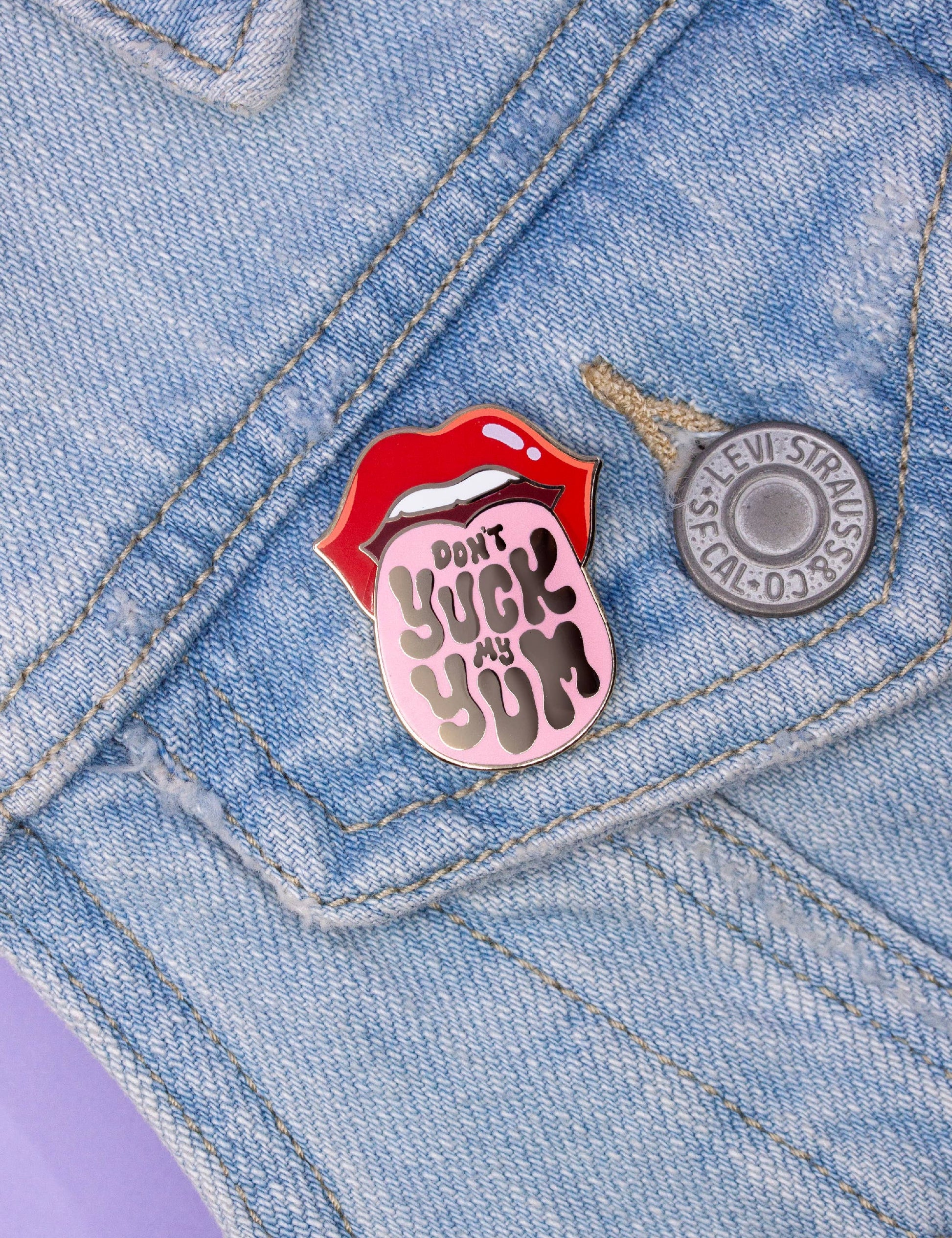 Ne – dénigre pas mes goûts broche en émail dur design soigné | Joanna Behar – vue 3