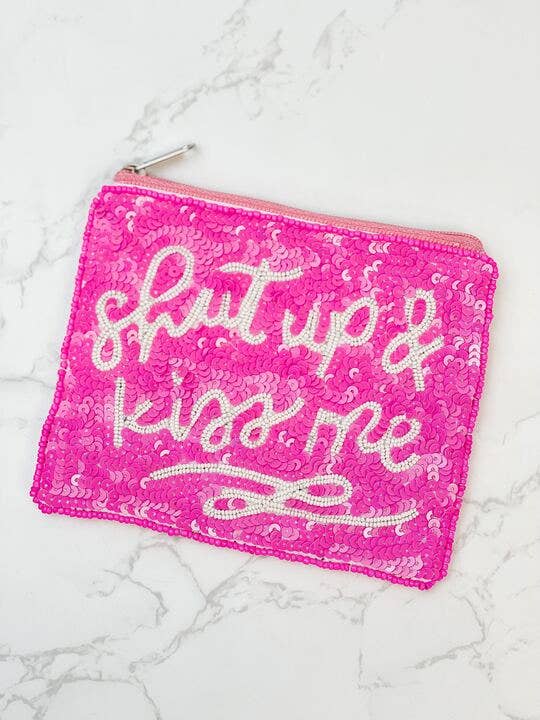 Pochette zippée à perles « Shut Up & Kiss Me »