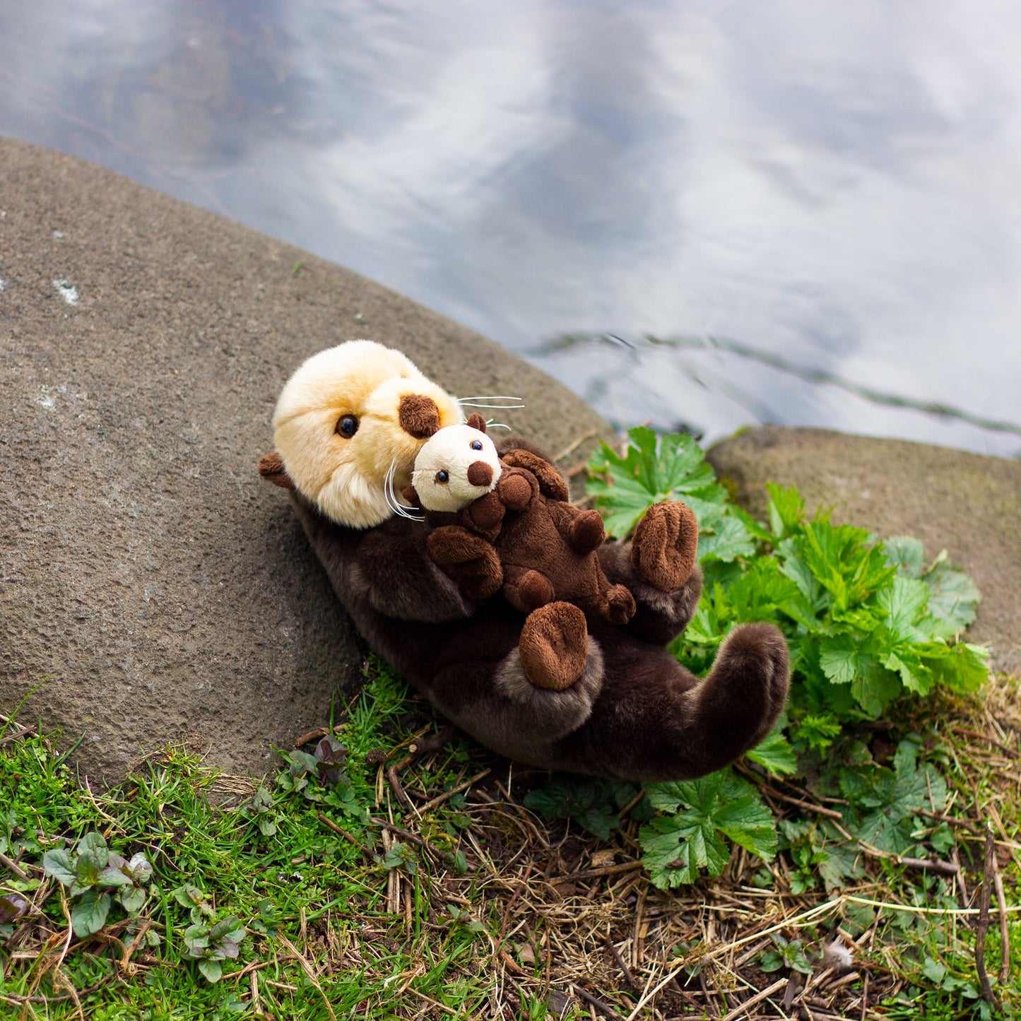 ANIMIGOS WORLD OF NATURE LYING OTTER WITH BABY