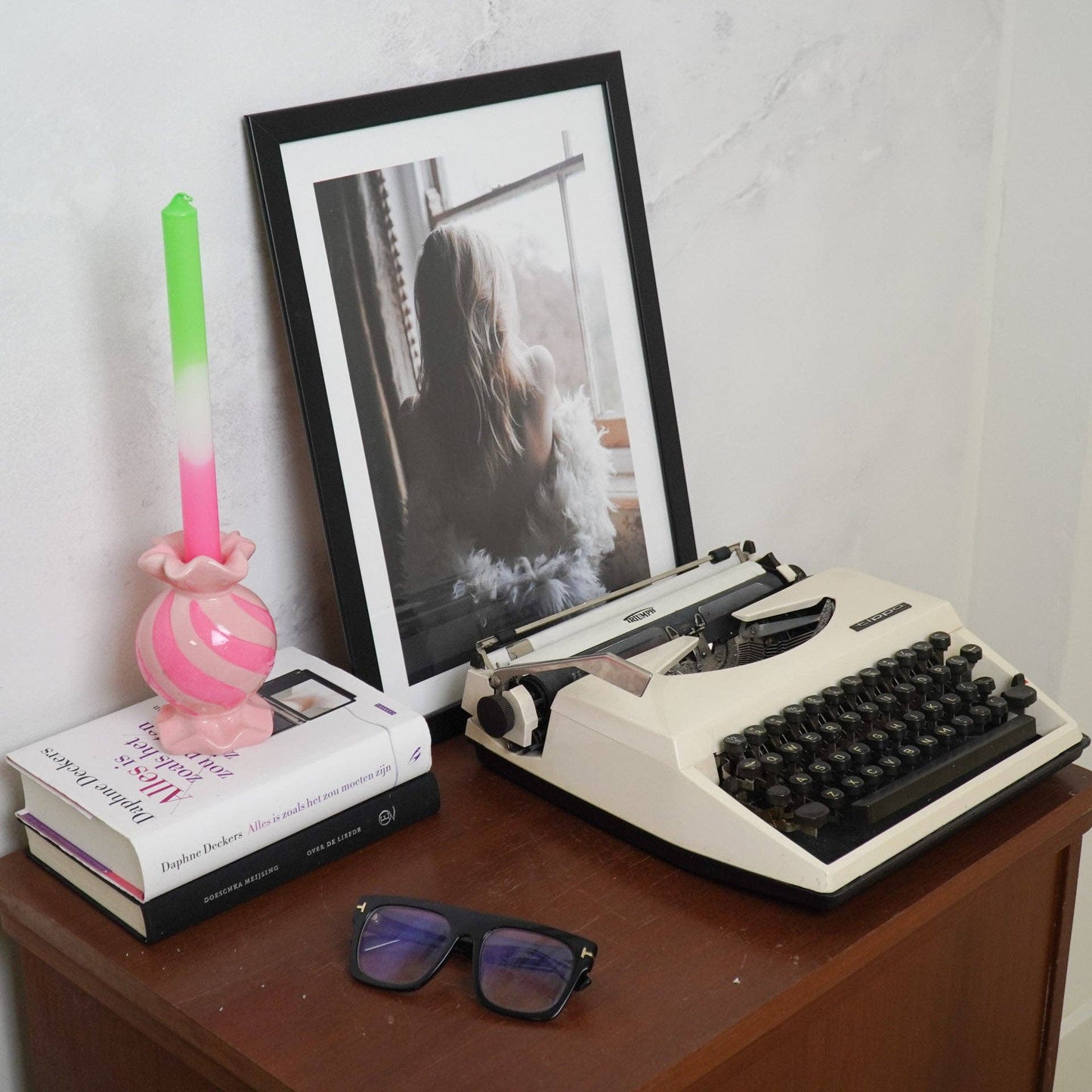 Ronde kaarsenhouder in de vorm van toffee - Keramiek - Roze/Neon - 8,5 x 8,5 x 13 cm