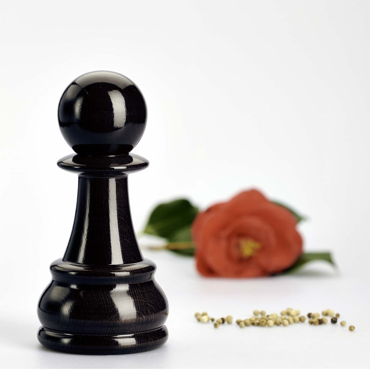 "Chess" spice mill, black high-gloss lacquered beechwood pawn