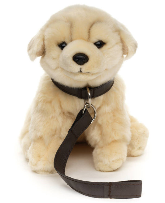 Pluche Golden Retriever-puppy, zittend met een riem.