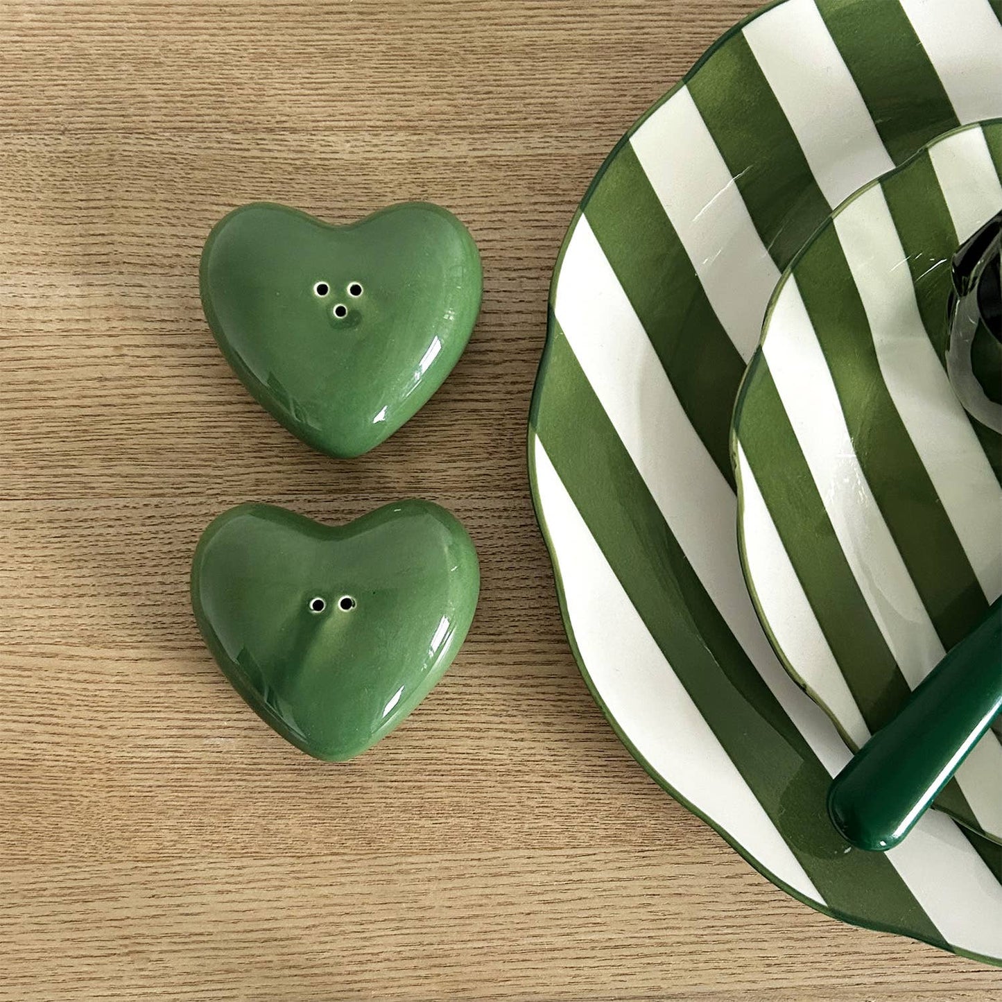 Green heart salt and pepper set L7 W6.5 H2cm