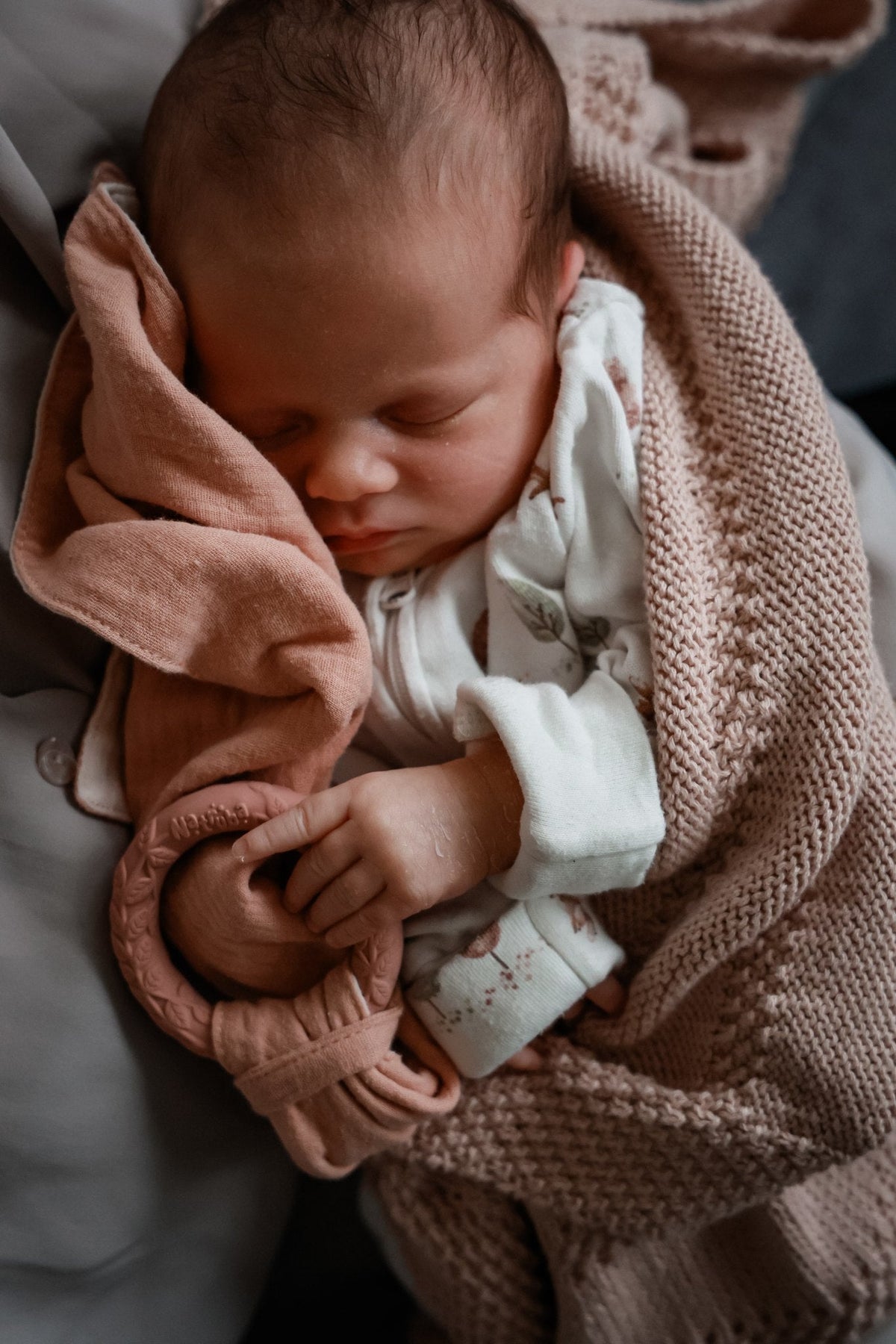 Knuffeldoekje met bijtring – Roze