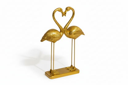 Een paar roze flamingo's met het thema "Hart van de Liefde" in antiek goud.
