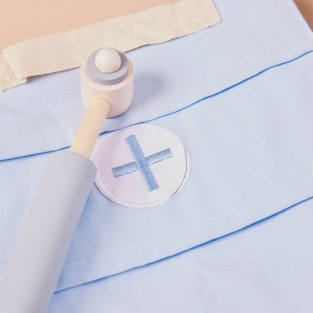 Houten speelset voor kinderen in de vorm van een dokter