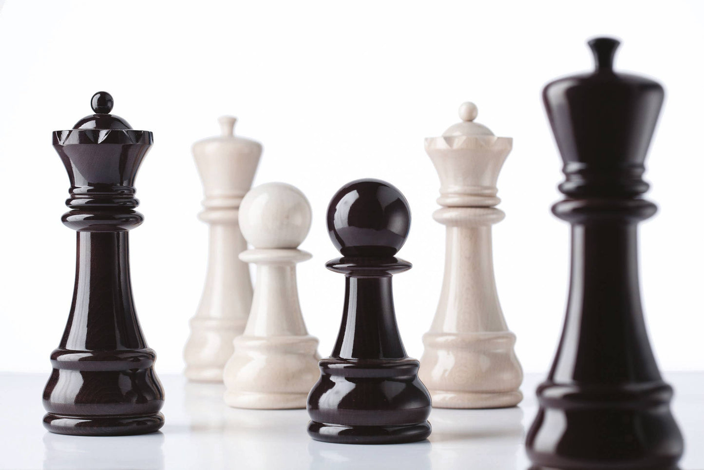 "Chess" Queen spice mill in high-gloss black lacquered beech